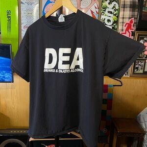 Black DEA Graphic T-Shirt drinks and enjoys alcohol Mens size large delta